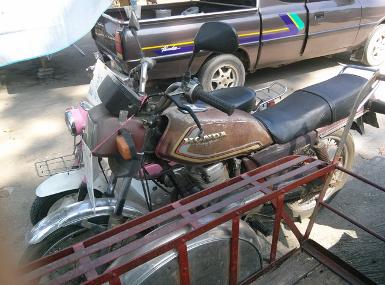 13.Honda wing125..สีำแดง สภาพแห้งๆเดิมๆมากๆ+มีทะเบียนโอนได้ ราคา 18,000 บาท
