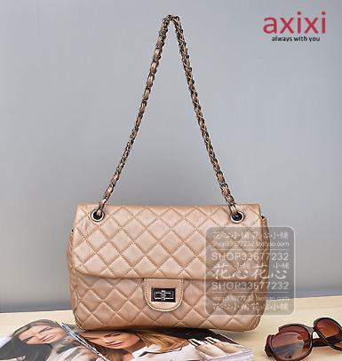 พร้อมส่ง กระเป๋าAxixi สีครีมทอง ไซส์กลาง หนังนิ่มมาก ดีไซน์แบบ Chanel สวยค่ะ รหัส AX1327