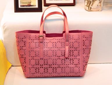  พร้อมส่ง กระเป๋าAxixiสี Shock Pink ดีไซน์เก๋ มีกระเป๋าลายเสือใบเล็กให้ รหัสAX2248