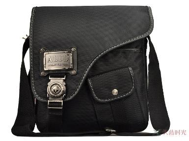 กระเป๋าผ้ากันน้ำทรงยาวสะพายข้างพื้นสีดำ รหัส M45