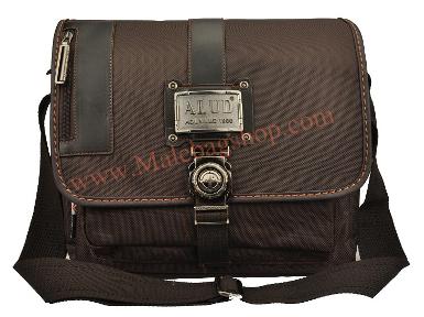 กระเป๋าผ้ากันน้ำพื้นสีน้ำตาล เพิ่มกระเป๋าหน้าสุดเท่ รหัส M19