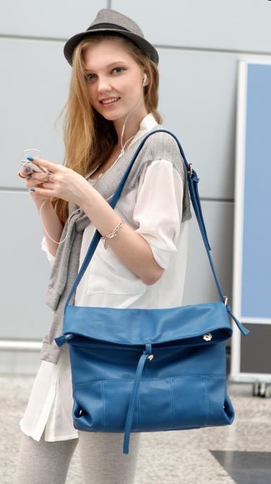  พร้อมส่ง กระเป๋าaxixi สีน้ำเงิน ทรงยาวพับได้ ด้านในกว้าง สวยค่ะ รหัส ax2635