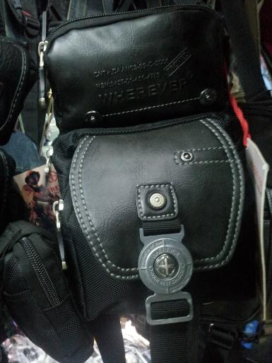 กระเป๋าคาดเอวหนังแท้สีดำ รหัส M39