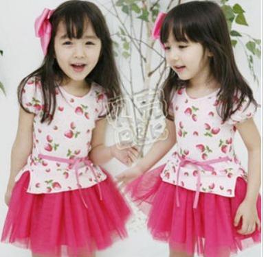  เดรสสาวน้อย เสื้้อลายสตอเบอร์รี่กระโปรงชมพูบานเย็น 